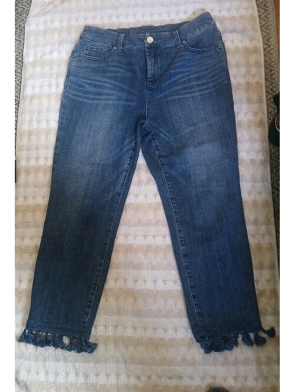 Chico’s Women’s Size 1 Dark Wash Jeans Frayed Hem Stretch Denim PantsDescriptio